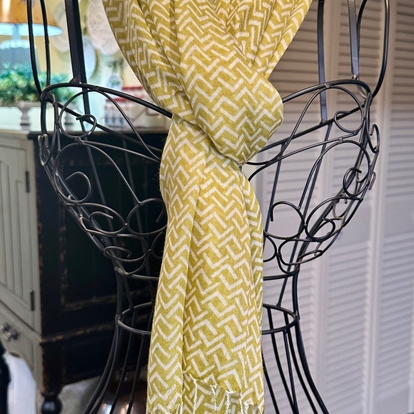 2-LIGHTWEIGHT WOMENS SCARVES. TWO SEPARATE PRINTS IN YELLOW & GREEN. - Picture 5 of 10